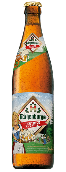 Das Bild zeigt eine 0,5l-Flasche Hachenburger Festbier. Das Etikett ist hellblau/grün und zeigt feiernde Menschen in Tracht im Comic-Style.