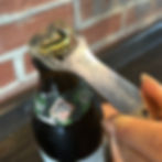 Das Bild zeigt den Hachenburger Retro-Flaschenöffner aus Metall, mit Hachenburger Schriftzug.