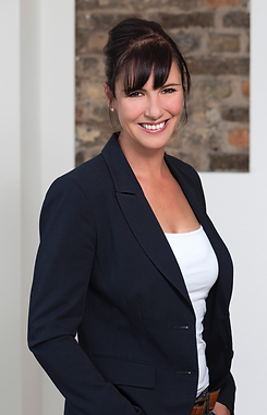 Das Bild zeigt Simone Kerschbaum, Leitung Marketing & PR bei Hachenburger. Sie trägt einen schwarzen Blazer.