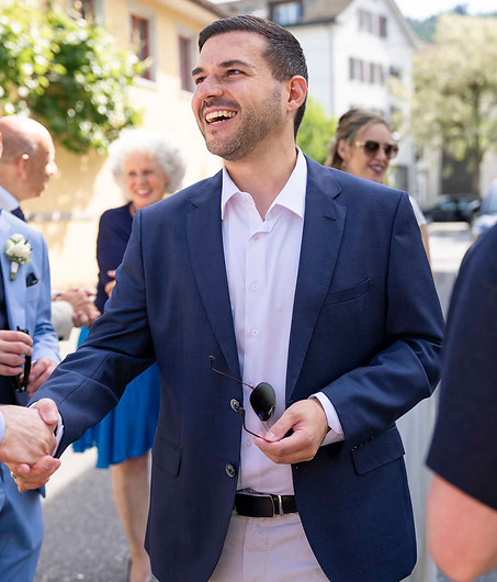 luxus-hochzeit-hochzeitsfotograf-begruessung-lachen-001.jpg