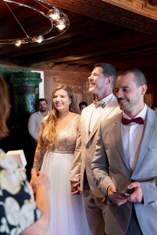 Brautpaar und Trauzeuge lachen bei der Trauung – Hochzeit Lea und Louis in Sempach
