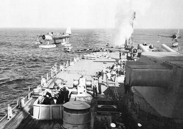 Hodroavión despegando de un acorazado de la Segunda Guerra Mundial