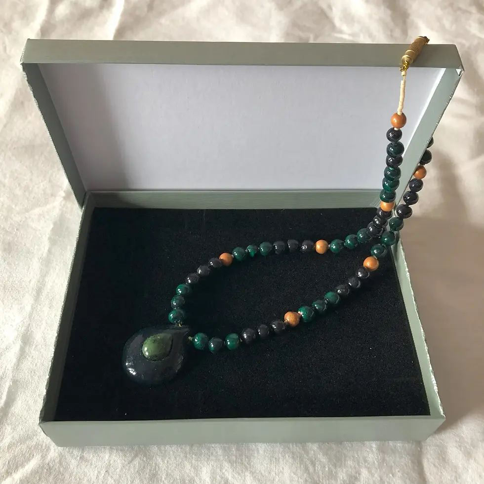 Miniatura: Collier fin en perles céramiques et pendentif pierre naturelle grenat Tsavorite
