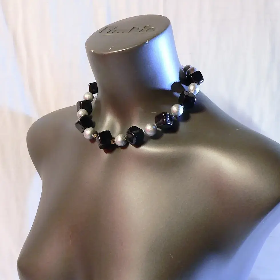Girocollo massiccio, perline cubiche in ceramica, colore nero e argento