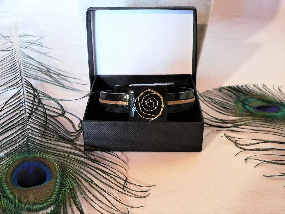 Thumbnail: Jewelry: ceramic, aluminum and leather bracelet, "Rosace"