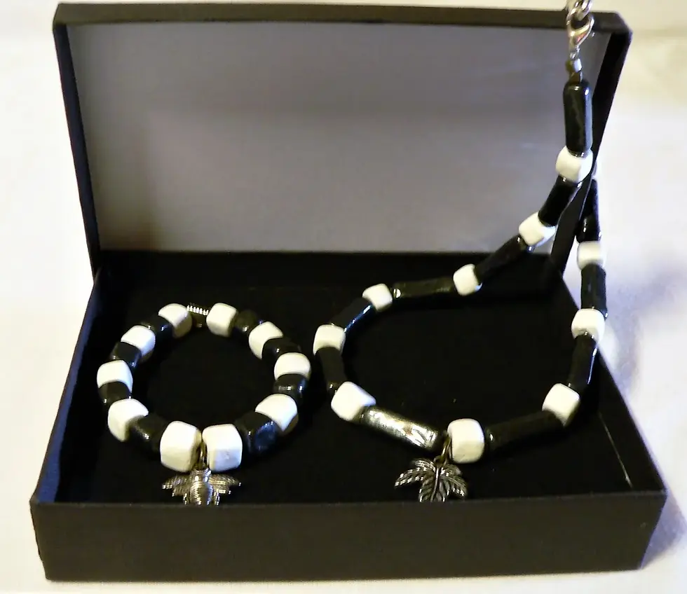 Miniatura: Conjunto de collar y pulsera de cerámica, blanco y negro.