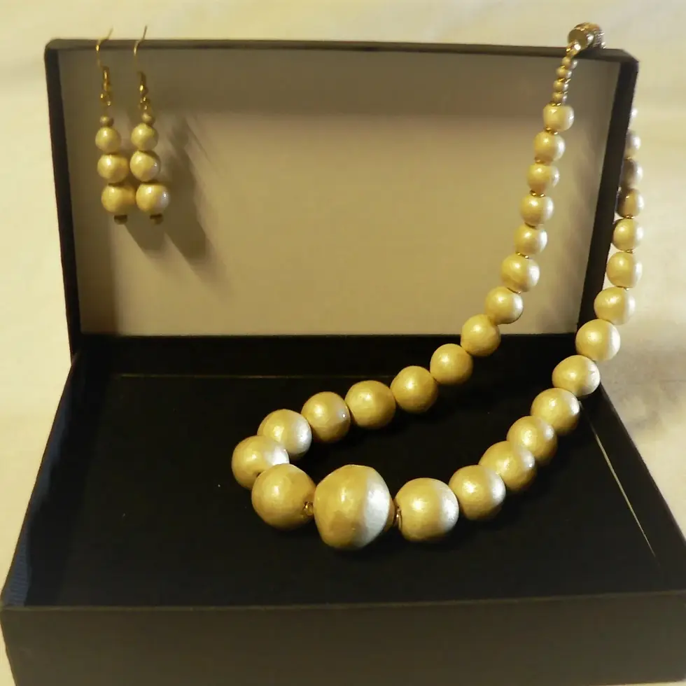 Miniature : Ensemble collier et boucles d'oreilles, couleur blanc nacré