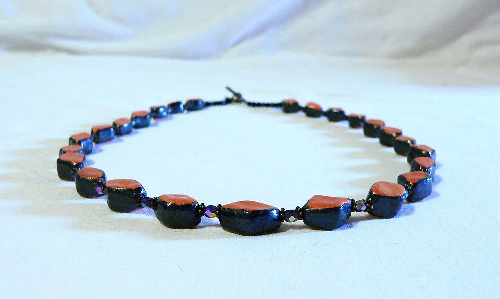 Miniatura: Collana di perline in ceramica, forma diamante, bicolore, nero e arancio inglese