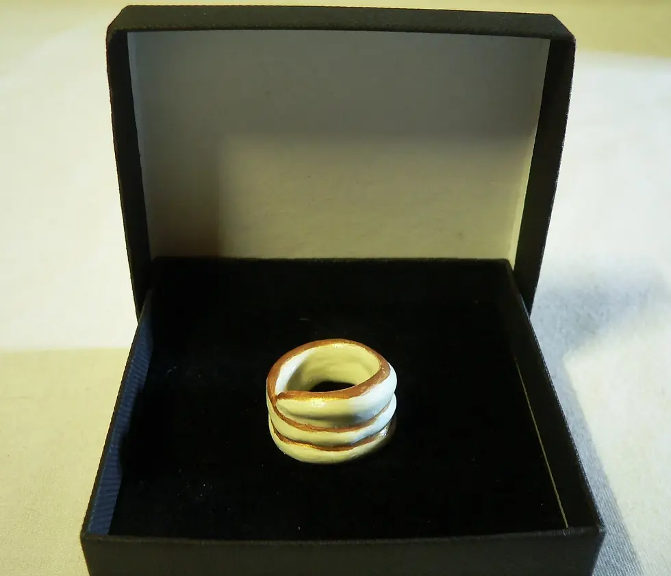 Miniatura: Anillo espiral de cerámica esmaltada, blanco y dorado, talla 55 French o 7.5 US