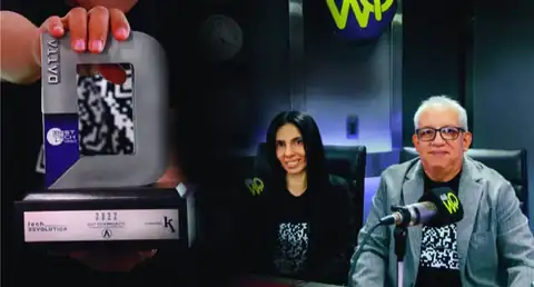 Trofeo Best Tech Projects 2022 de Tech Revolution junto a los fundadores de 593INNOVA en una entrevista de radio