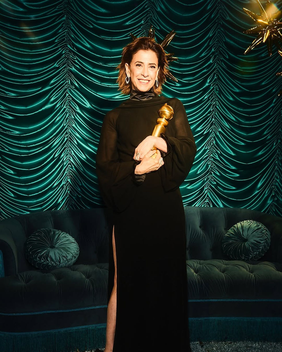 Fernanda Torres com o prêmio do Globo de Ouro em Melhor Atriz de Drama. Foto: Reprodução Golden Globes no Instagram