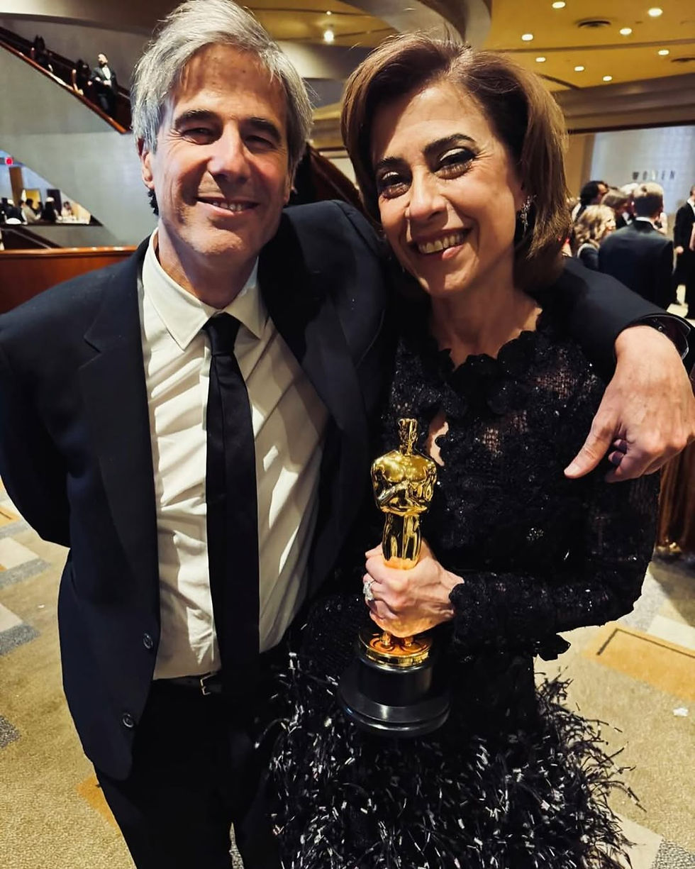 Walter Salles e Fernanda Torres com a estatueta do Oscar. Divulgação: Instagram @oficialfernandatorres