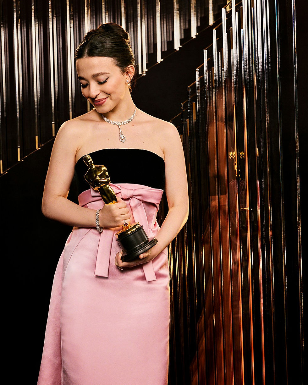 Mikey Madison com o Oscar de Melhor Atriz. Divulgação: Instagram @theacademy