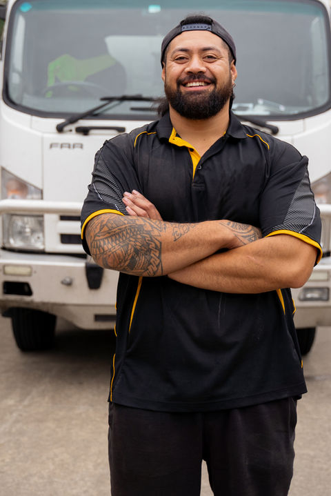 Jeda Logistics team member standing in front of their moving truck.