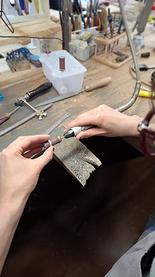 Polissage bague atelier bijouterie.jpeg