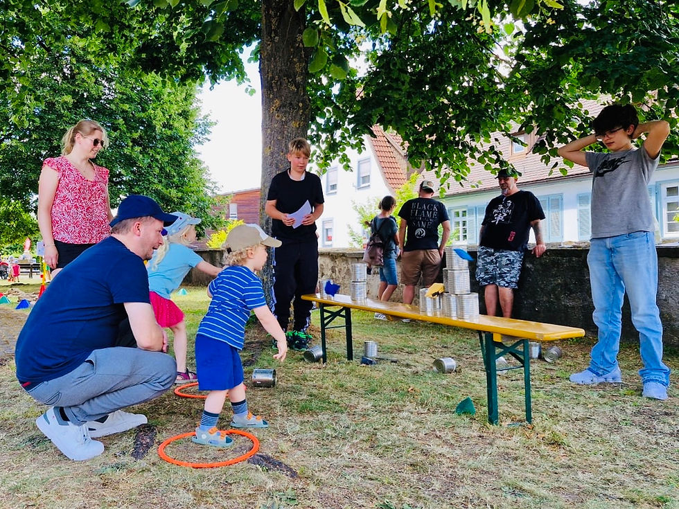 Bürgermeister Glock beim Besuch der Spielstrasse im Rahmen des Magstadter Fleckenfest 2025