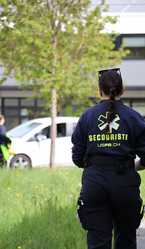 Secouriste marchant de dos dans un pré