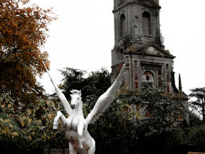 Pegasus en een verlaten urbextoren in Pairi Daiza in Halloweenstijl