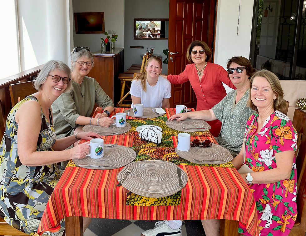 Frokost i Explorer Villa - straks klare for safari.