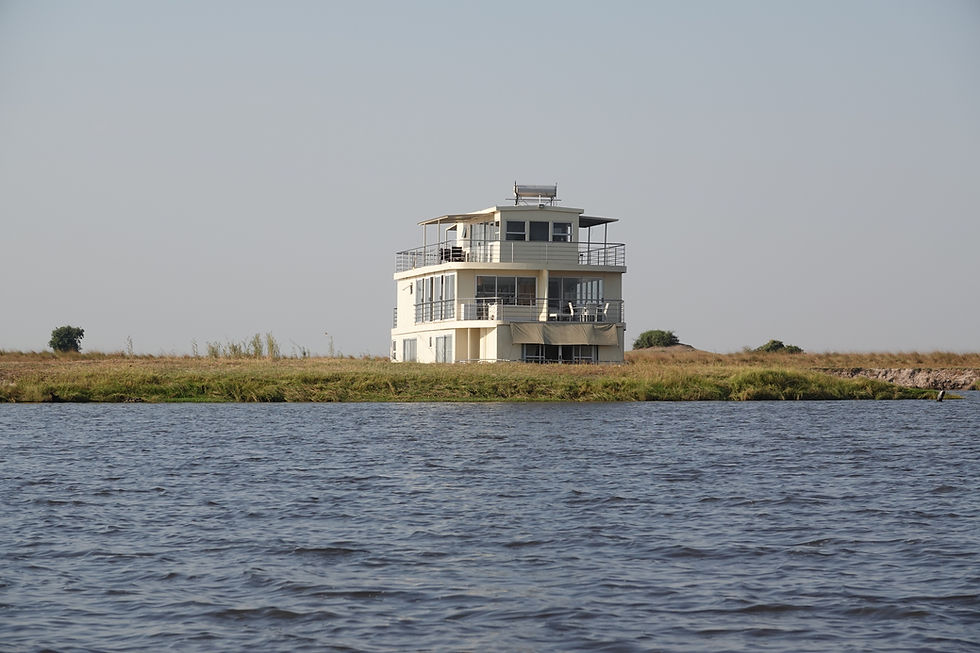 Helt nord i Botswana renner Chobeelven og her er det mulig å ta et lite minicruise med disse små husbåtene. I Chobe er du i elefantenes rike. Det er enorme elefantflokker overalt.