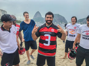 Lançamento de novo uniforme tem presença ilustre de Russell Wilson