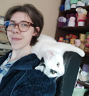 Kat calypso liggend op mijn schouders