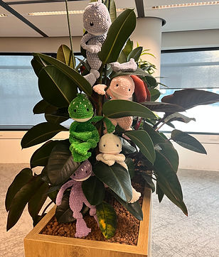 Handgemaakte knuffel Quino in een boom