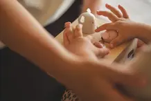 Baby spielt entspannt während einer sanften Craniosacral-Balancing-Anwendung in ruhiger und geborgener Atmosphäre.