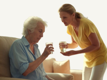 בת מבוגרת מושיטה כוס מים לאמה הקשישה שמסרבת לשתות – סרבנות שתייה בדמנציה