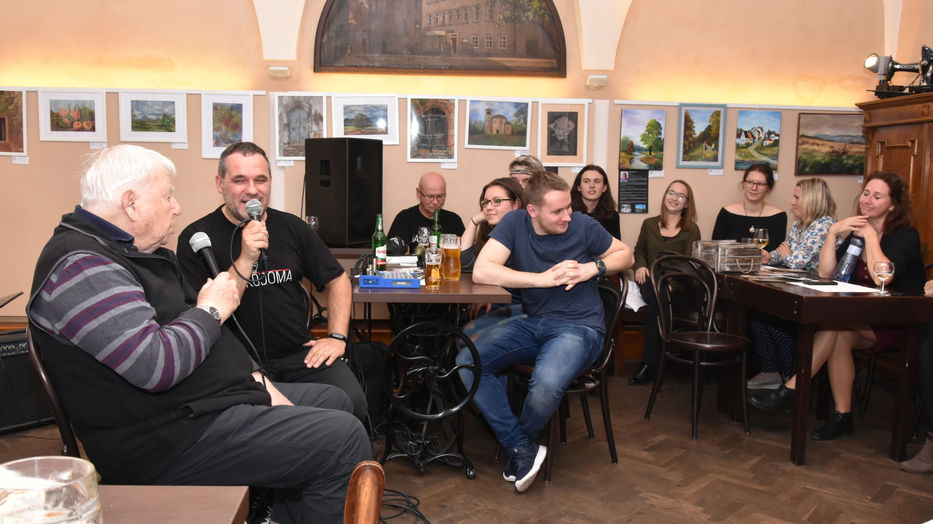 Mistr rozhlasových pohádek, Karel Weinlich zavítá do Dejvic na Talkshow Jakodoma.