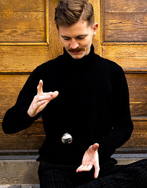 létající koule - Kris Juggling