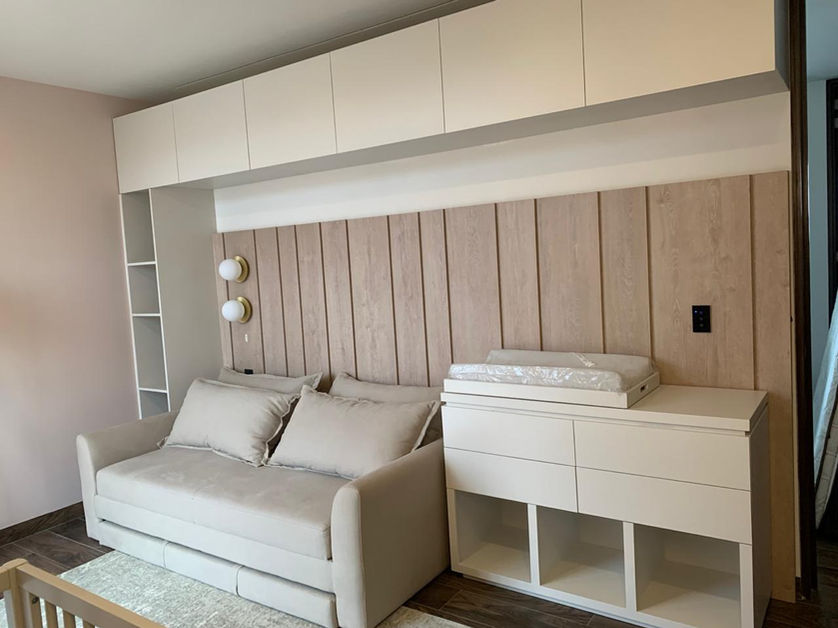 Diseño de recámara moderna y acogedora en tonos neutros. Proyecto de interiorismo residencial por TAES en Guanajuato.