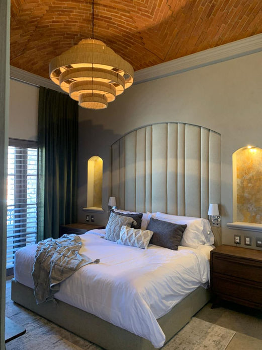 Diseño de recámara moderna y acogedora en tonos neutros. Proyecto de interiorismo residencial por TAES en Guanajuato.