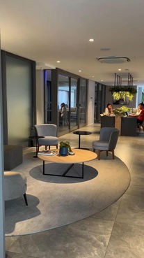 Diseño de oficina ejecutiva en León con estilo minimalista. Espacio funcional creado por TAES, especialistas en interiorismo corporativo.