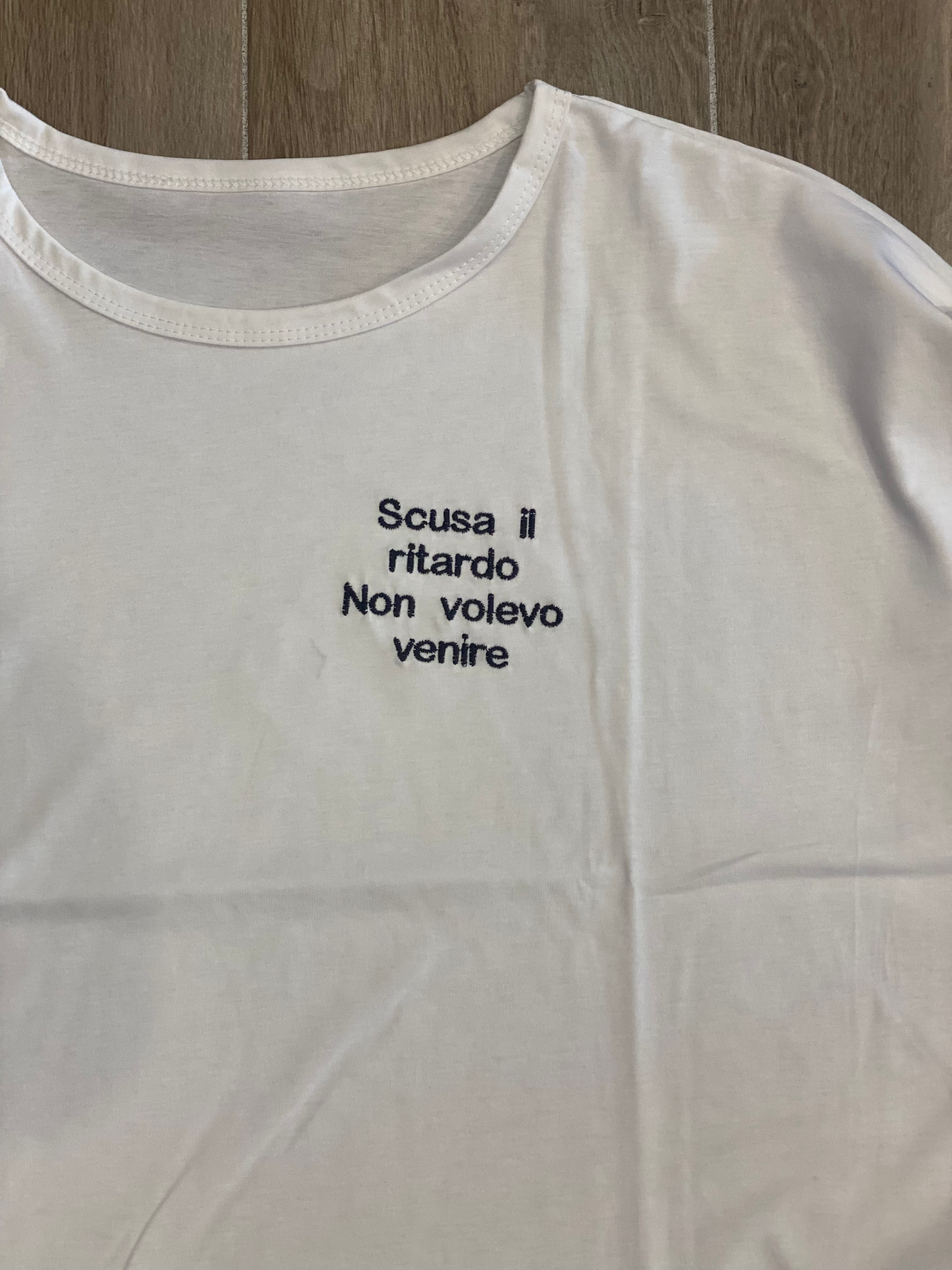 T-shirt over “scusa il ritardo, non volevo venire”
