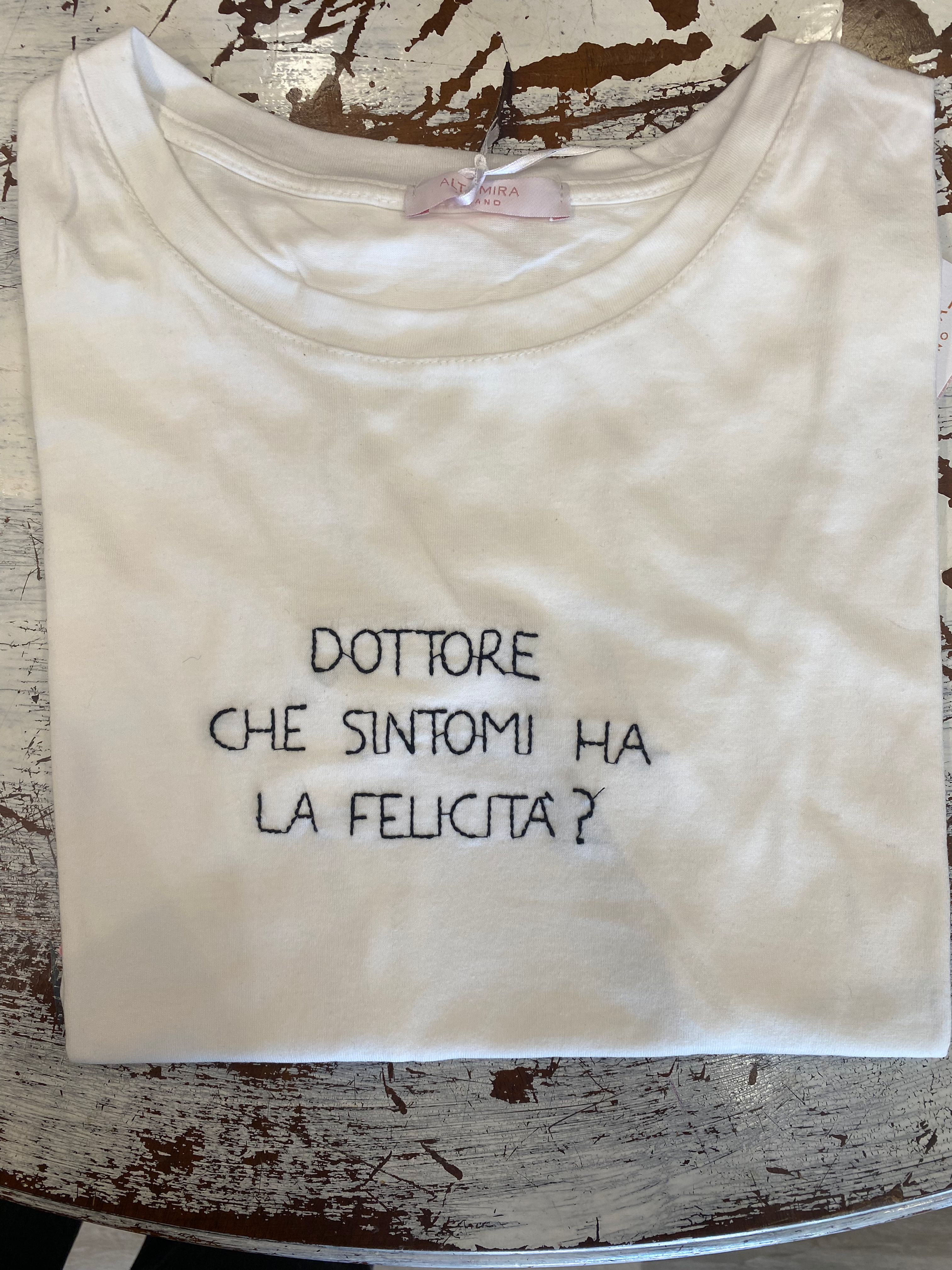 T-shirt “dottore che sintomi ha la felicità ?”