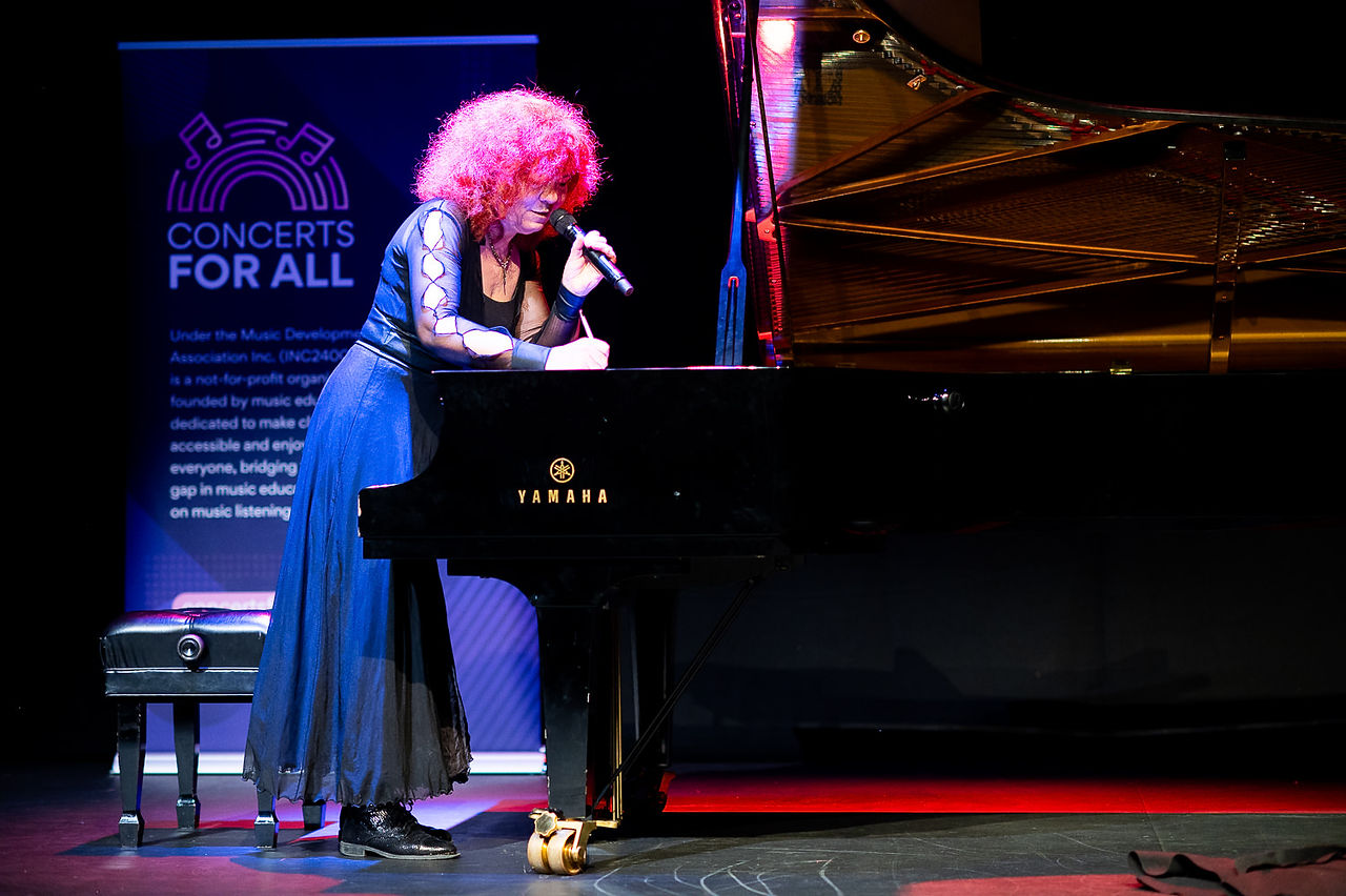 Elen jots down the audience-given notes 
