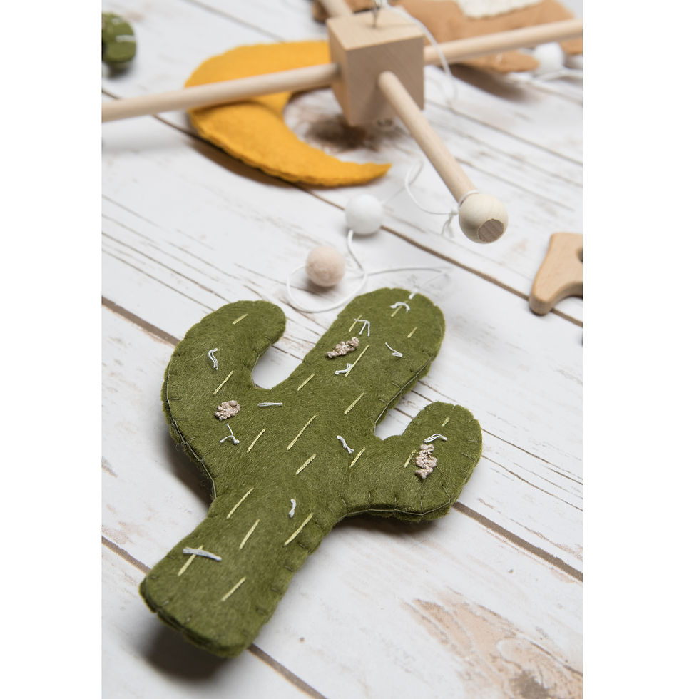 Miniature : Mobile pour bébé sur le thème du désert, cactus et lama en bois et en feutre, lune en feutre, sur base en croix