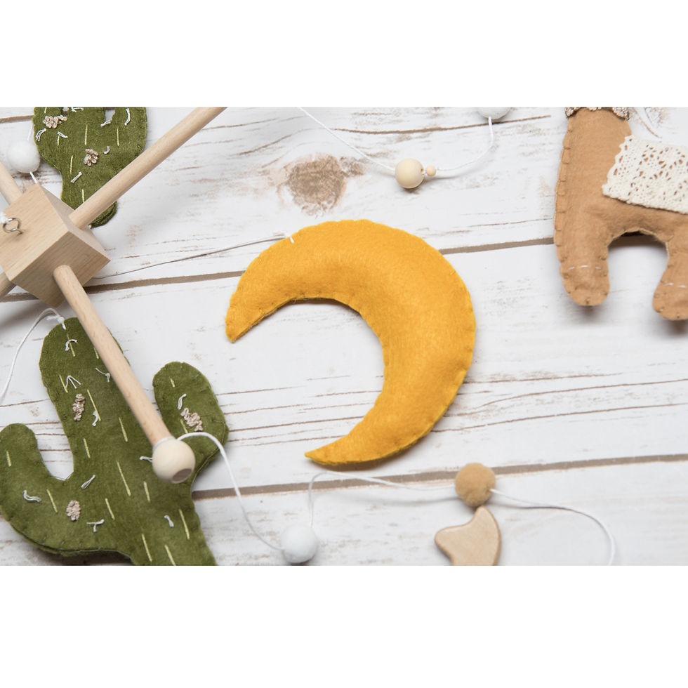Miniature : Mobile pour bébé sur le thème du désert, cactus et lama en bois et en feutre, lune en feutre, sur base en croix
