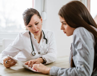 Seguros privados de salud en el Perú: Crece la demanda en el segmento de las mujeres jóvenes