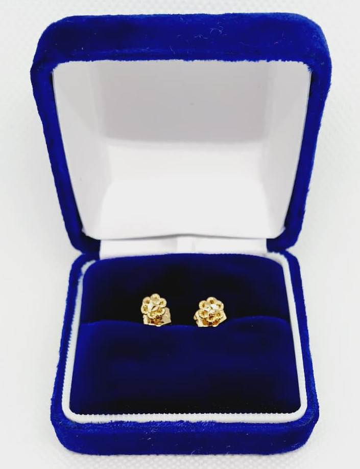 Flower studs with crystal (Box not included)