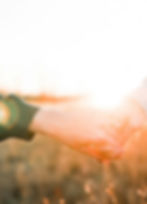 deux mains qui se tiennent au coucher du soleil