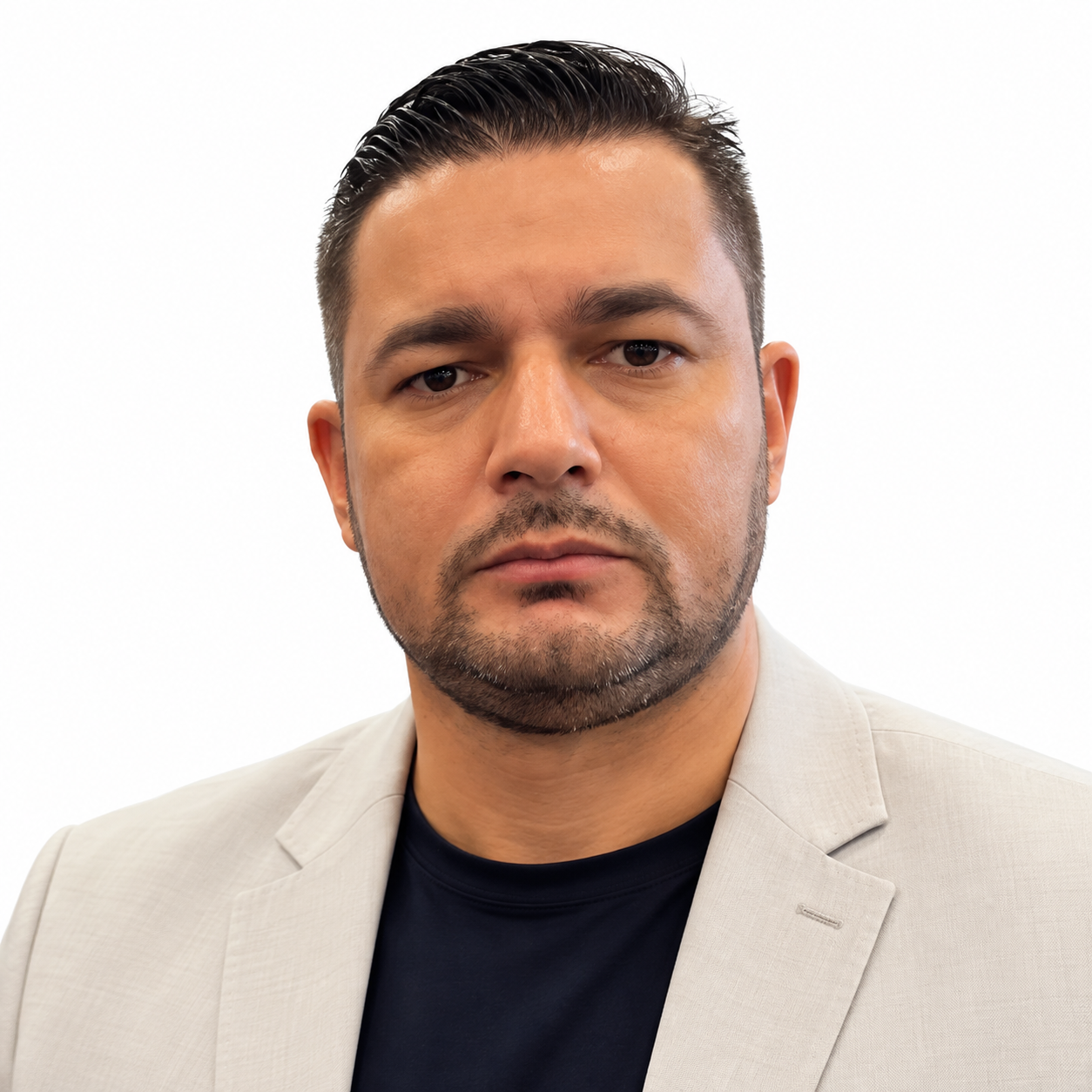 Retrato profissional de homem em estúdio.png