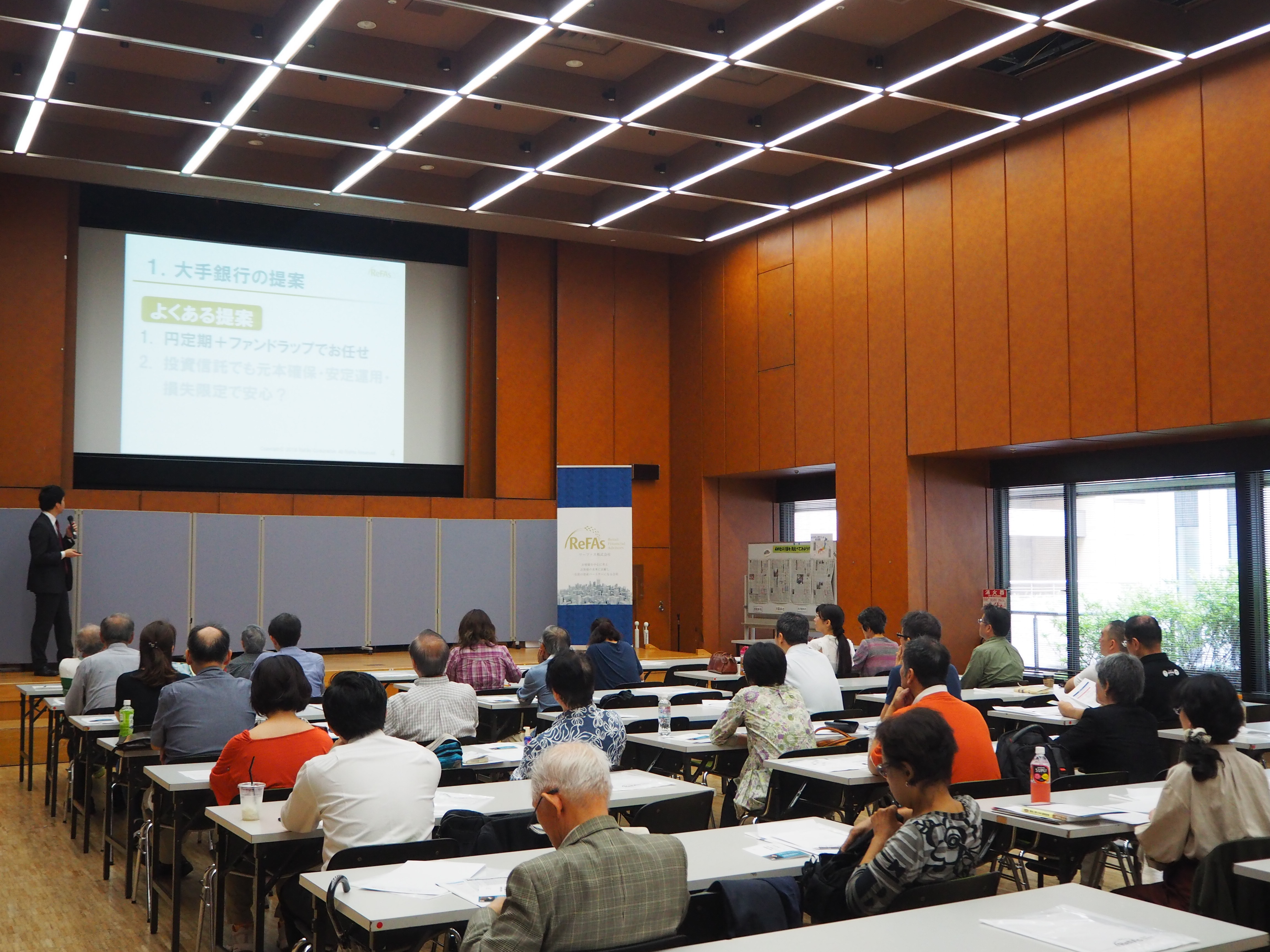 朝日新聞社の読者ホールにて
