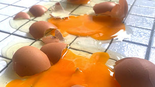 Zerbrochene Eier auf dem Küchenboden