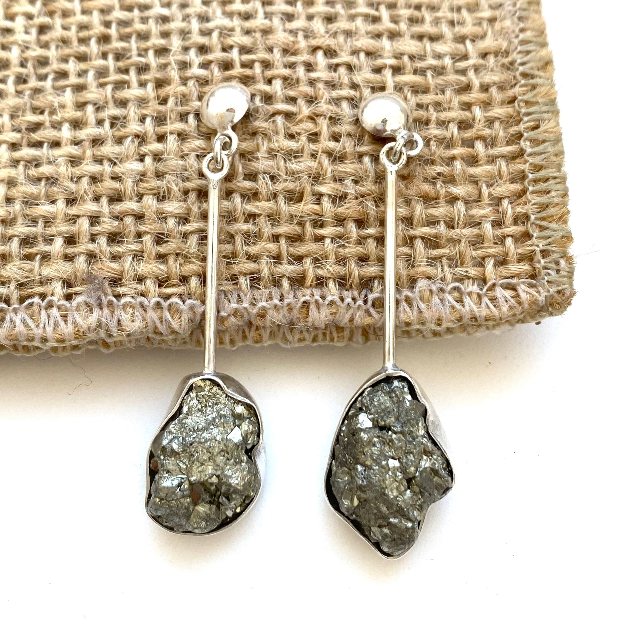 BRINCO COMPRIDO PEDRA PIRITA