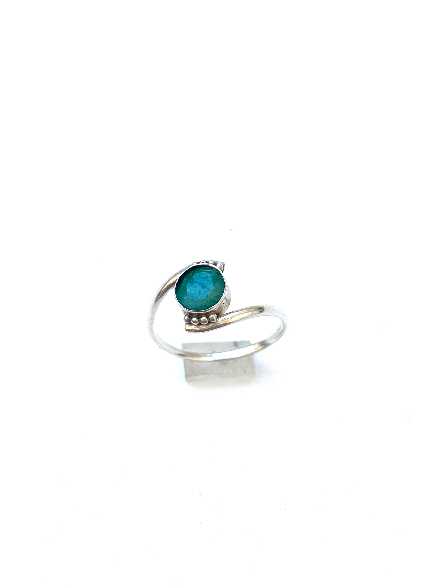 Anel Prata 925 Estilo Indiano com Pedra Redonda Natural (Esmeralda)