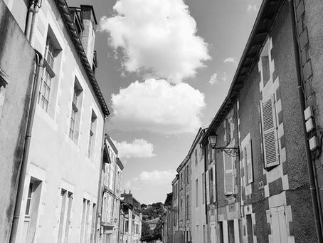 Écrire, c'est tracer des mots. Non. Écrire, c'est regarder le ciel.