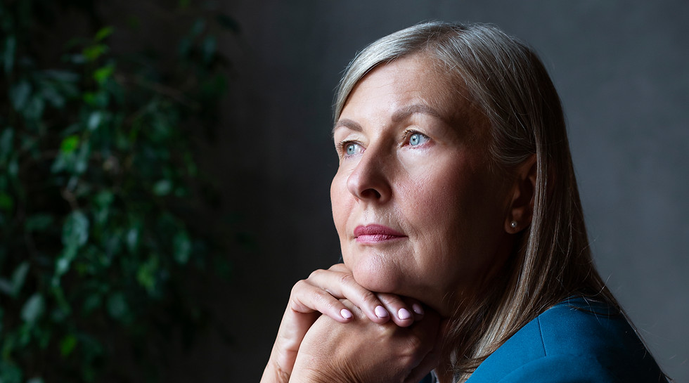 mujer mayor posando en interior, plano medio.jpg