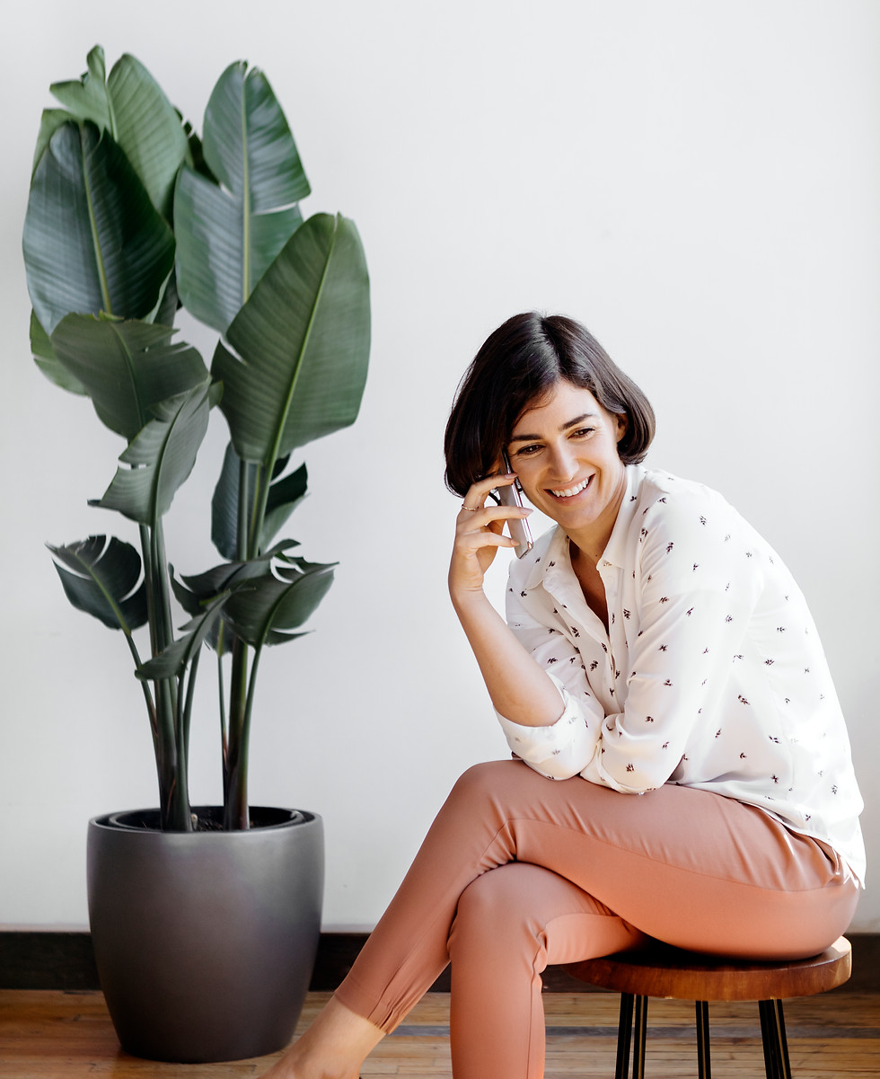 mujer alegre-sesión-de-estudio.jpg